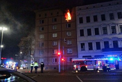 Tödlicher Wohnungsbrand: Großeinsatz von Feuerwehr und Rettungskräften - Dabei wurden drei Personen verletzt, eine davon tödlich. Foto: xcitepress