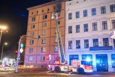 Tödlicher Wohnungsbrand: Großeinsatz von Feuerwehr und Rettungskräften - Die Ermittlungen zur Brandursache sind aufgenommen wurden. Foto: EHL Media/Erik-Holm Langhof