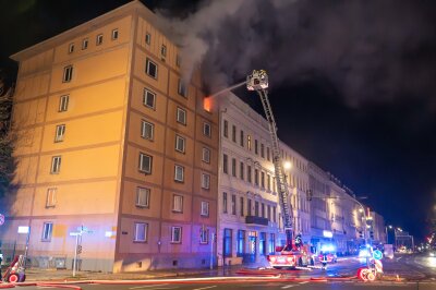 Bereits bei Ankunft waren aus einer Wohnung große Flammen und starke Rauchentwicklung sichtbar. 