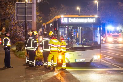 Die Bewohner des Hauses wurden in einem Evakuierungsbus der Leipziger Verkehrsbetriebe untergebracht.