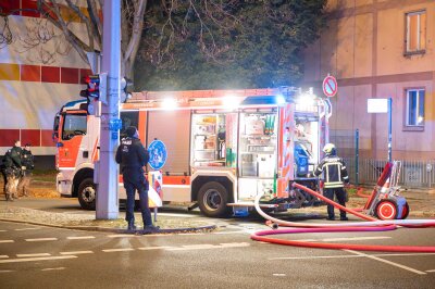 Die Rauchentwicklung sei dabei so stark gewesen, dass die Feuerwehrleute so gut wie keine Sicht in der Brandwohnung hatten.