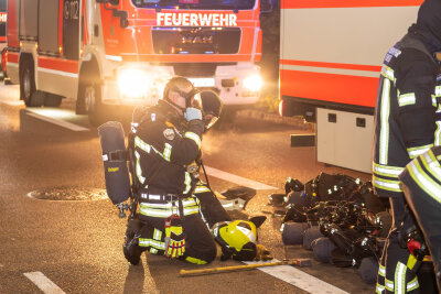 Unter Atemschutz evakuierten die Feuerwehrleute zunächst 20 Bewohner des Hauses und brachten sie in Sicherheit.