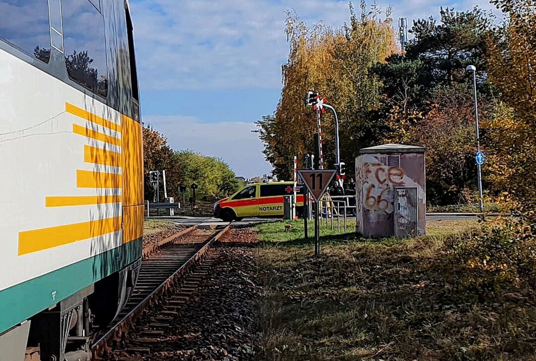 Tödlicher Zusammenstoß an sächsichem Bahnübergang - Am Freitagmittag kam es zu einem tödlichen Zusammenstoß an einem Bahnübergang in Weißwassser. Foto: xcitepress