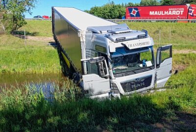 Tödliches Unglück auf der A4: Sattelzugfahrer verstirbt an der Unfallstelle - Tödliches Unglück: Sattelzugfahrer verstirbt an der Unfallstelle. Foto: Harry Härtel 