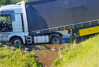 Tödliches Unglück auf der A4: Sattelzugfahrer verstirbt an der Unfallstelle - Tödliches Unglück: Sattelzugfahrer verstirbt an der Unfallstelle. Foto: Harry Härtel