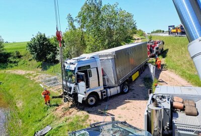 Tödliches Unglück auf der A4: Sattelzugfahrer verstirbt an der Unfallstelle - Tödliches Unglück: Sattelzugfahrer verstirbt an der Unfallstelle. Foto: Harry Härtel