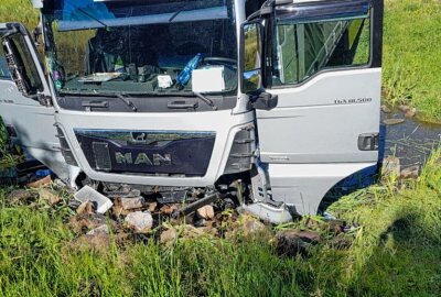 Tödliches Unglück auf der A4: Sattelzugfahrer verstirbt an der Unfallstelle - Tödliches Unglück: Sattelzugfahrer verstirbt an der Unfallstelle. Foto: Harry Härtel