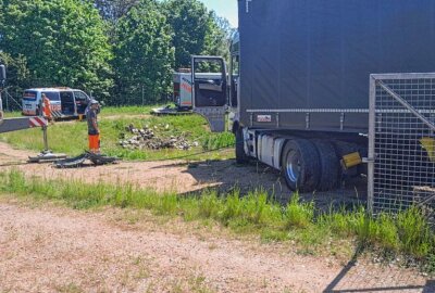 Tödliches Unglück auf der A4: Sattelzugfahrer verstirbt an der Unfallstelle - Tödliches Unglück: Sattelzugfahrer verstirbt an der Unfallstelle. Foto: Harry Härtel