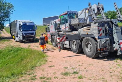 Tödliches Unglück auf der A4: Sattelzugfahrer verstirbt an der Unfallstelle - Tödliches Unglück: Sattelzugfahrer verstirbt an der Unfallstelle. Foto: Harry Härtel