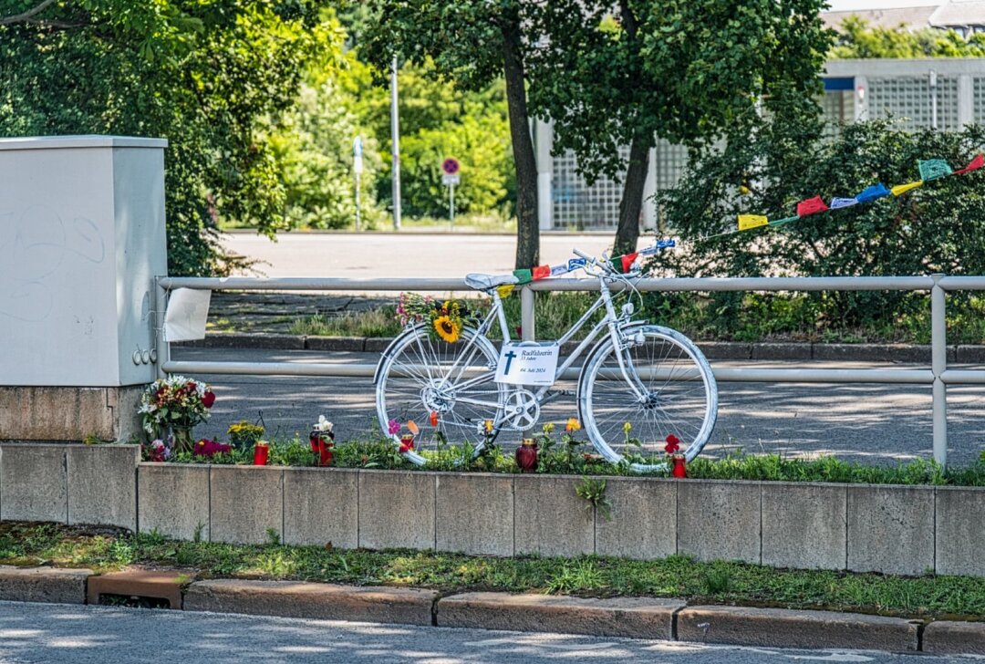 Tödliches Unglück in Leipzig: Radfahrerverband stellt Foderungen -  Ein weißes Fahrrad wurde zur Mahnung und Erinnerung aufgestellt. Foto: Christian Grube