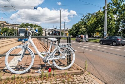 Tödliches Unglück in Leipzig: Radfahrerverband stellt Foderungen -  Ein weißes Fahrrad wurde zur Mahnung und Erinnerung aufgestellt. Foto: Christian Grube