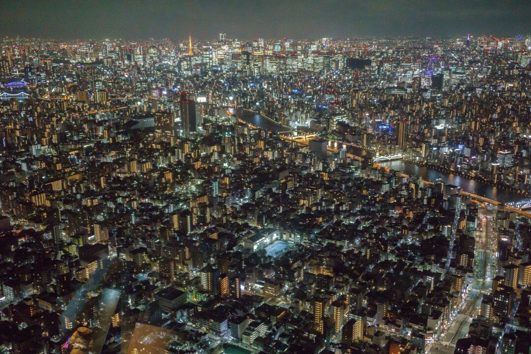 Tokio: 5 Highlights, die Sie nicht verpassen sollten - Tokio scheint am Horizont einfach nicht zu enden: Besonders nachts beeindruckt die Aussicht auf die Metropole vom Skytree-Fernsehturm.