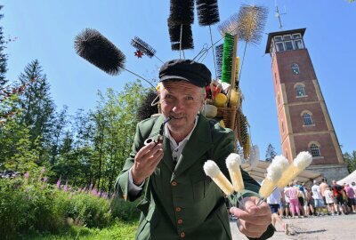 "Toller Ausblick für Wanderer und Radfahrer": Feierlichkeiten rund um den Kuhberg - Bei den Feierlichkeiten dabei war auch der Bürstenmann Eberhard Mädler. Foto: Ralf Wendland