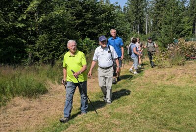 "Toller Ausblick für Wanderer und Radfahrer": Feierlichkeiten rund um den Kuhberg - Viele haben die Wanderschuhe geschnürt und haben sich zum Kuhberg aufgemacht. Foto: Ralf Wendland