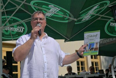 "Toller Ausblick für Wanderer und Radfahrer": Feierlichkeiten rund um den Kuhberg - Zum Turmjubiläum gibt es auch eine Festschrift - im Bild Stützengrüns Bürgermeister Volkmar Vieweg. Foto: Ralf Wendland