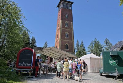 "Toller Ausblick für Wanderer und Radfahrer": Feierlichkeiten rund um den Kuhberg - Viele haben die Wanderschuhe geschnürt und haben sich zum Kuhberg aufgemacht. Foto: Ralf Wendland