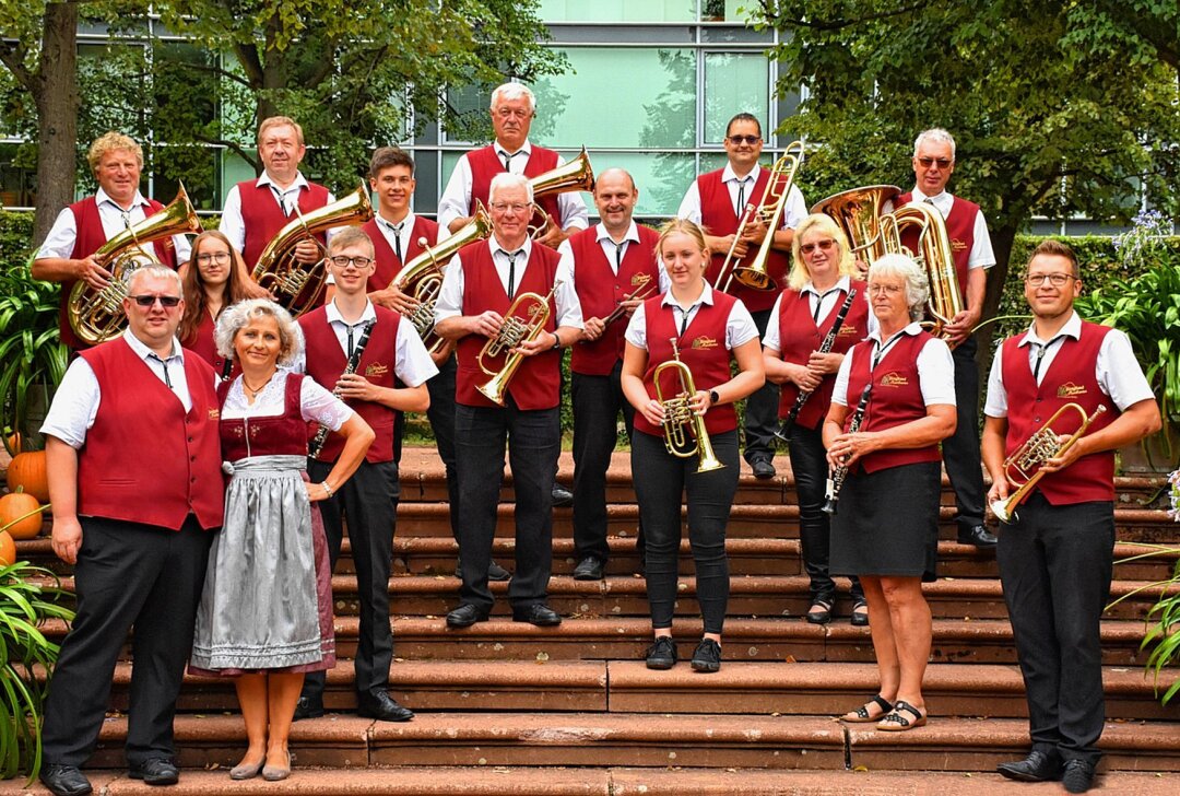 Tolles Parkkonzert im Schlosspark Lichtenwalde mit den "Berglandmusikanten" aus Olbernhau - Blasmusik traditionell und modern im Schloss Lichtenwalde. Foto: Maik Bohn 