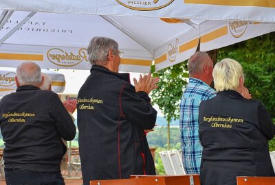 Tolles Parkkonzert im Schlosspark Lichtenwalde mit den "Berglandmusikanten" aus Olbernhau - Blasmusik traditionell und modern im Schloss Lichtenwalde. Foto: Maik Bohn 