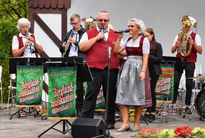 Tolles Parkkonzert im Schlosspark Lichtenwalde mit den "Berglandmusikanten" aus Olbernhau - Blasmusik traditionell und modern im Schloss Lichtenwalde. Foto: Maik Bohn