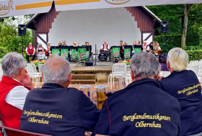 Tolles Parkkonzert im Schlosspark Lichtenwalde mit den "Berglandmusikanten" aus Olbernhau - Blasmusik traditionell und modern im Schloss Lichtenwalde. Foto: Maik Bohn