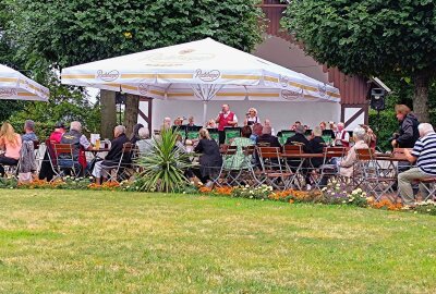 Tolles Parkkonzert im Schlosspark Lichtenwalde mit den "Berglandmusikanten" aus Olbernhau - Blasmusik traditionell und modern im Schloss Lichtenwalde. Foto: Maik Bohn