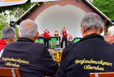 Tolles Parkkonzert im Schlosspark Lichtenwalde mit den "Berglandmusikanten" aus Olbernhau - Blasmusik traditionell und modern im Schloss Lichtenwalde. Foto: Maik Bohn