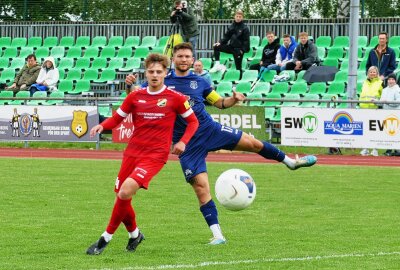 Torespektakel läutet das Ende vom Marienberger Oberliga-Abenteuer ein - Voller Hoffnung schaut Marienbergs Torjäger Kevin Werner einem seiner Schüsse hinterher. Foto: Andreas Bauer