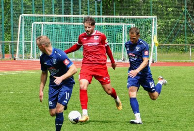 Torespektakel läutet das Ende vom Marienberger Oberliga-Abenteuer ein - Die Gäste aus Halberstadt (rote Trikots) agierten zunächst dominant. Foto: Andreas Bauer