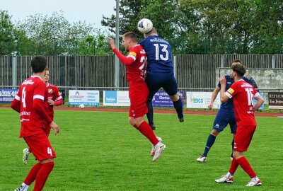 Torespektakel läutet das Ende vom Marienberger Oberliga-Abenteuer ein - Über Zweikämpfe fanden die Marienberger jedoch ins Spiel. Foto: Andreas Bauer