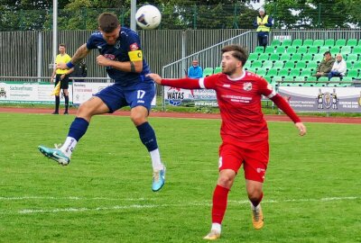 Torespektakel läutet das Ende vom Marienberger Oberliga-Abenteuer ein - Hier kommt Kevin Werner per Kopf zum Abschluss. Foto: Andreas Bauer