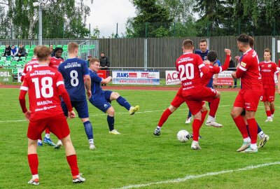 Torespektakel läutet das Ende vom Marienberger Oberliga-Abenteuer ein - Gegen Ende wurden die Gäste sogar mächtig unter Druck gesetzt. Foto: Andreas Bauer