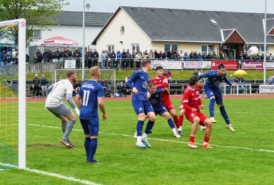 Torespektakel läutet das Ende vom Marienberger Oberliga-Abenteuer ein - Trotzdem waren die Gastgeber immer wieder auch in der Defensive gefordert. Foto: Andreas Bauer