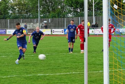 Torespektakel läutet das Ende vom Marienberger Oberliga-Abenteuer ein - Dieser verwandelte Foulelfmeter von Kevin Werner brachte das 2:2. Foto: Andreas Bauer