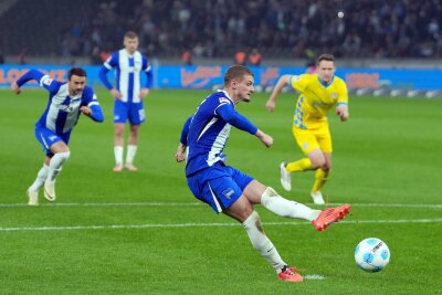 Torwart-Patzer hilft Hertha aus der Heimspielkrise - Michael Cuisance (M) leitete per Elfmeter die Wende für Hertha ein.