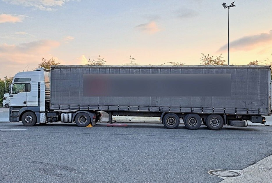 Total marode: Polizei zieht Sattelschlepper in desolatem Zustand auf der A72 raus - Autobahnpolizei Reichenbach zieht verkehrsunsicheren polnischen Sattelschlepper aus dem Verkehr. Foto: Polizeidirektion Zwickau