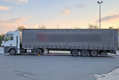 Total marode: Polizei zieht Sattelschlepper in desolatem Zustand auf der A72 raus - Autobahnpolizei Reichenbach zieht verkehrsunsicheren polnischen Sattelschlepper aus dem Verkehr. Foto: Polizeidirektion Zwickau