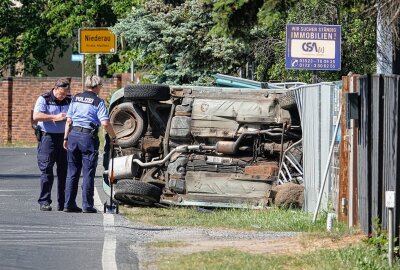 Totalschaden: BMW gerät ins Schleudern und überschlägt sich - Am Dienstag kam es gegen 13.50 Uhr auf der Meißner Straße in Weinböhla zu einem Verkehrsunfall. Foto: Roland Halkasch