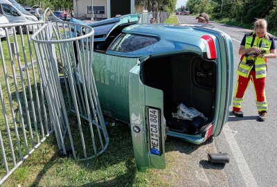 Totalschaden: BMW gerät ins Schleudern und überschlägt sich -  Kurz vor dem Ortseingang Niederau war ein PKW BMW 3er Compact ins Schleudern geraten. Foto: Roland Halkasch