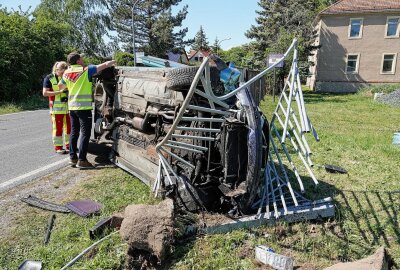 Totalschaden: BMW gerät ins Schleudern und überschlägt sich -  Der Wagen prallte gegen einen Zaun, überschlug sich und blieb auf der Seite liegen. Foto: Roland Halkasch