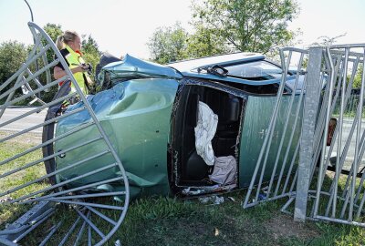 Totalschaden: BMW gerät ins Schleudern und überschlägt sich - Die Frau wurde schwer verletzt und ins Krankenhaus eingeliefert. Foto: Roland Halkasch