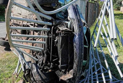 Totalschaden: BMW gerät ins Schleudern und überschlägt sich - Am BMW entstand Totalschaden und mehrere Zaunfelder wurden zerstört. Foto: Roland Halkasch