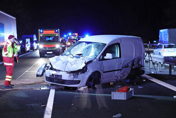 Totalschaden nach Spurwechsel auf A13: PKW überschlägt sich - Am Montagabend kam es zu einem Verkehrsunfall auf der A13.