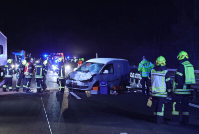 Totalschaden nach Spurwechsel auf A13: PKW überschlägt sich - Dabei kam es zur Kollision zwischen zwei PKW und einem Sattelzug.