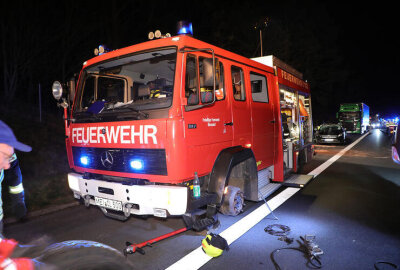 Totalschaden nach Spurwechsel auf A13: PKW überschlägt sich - Bei der Feuerwehr musste nach dem Einsatz noch ein Reifen gewechselt werden.