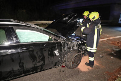 Totalschaden nach Spurwechsel auf A13: PKW überschlägt sich - Beide PKW-Fahrer wurden ins Krankenhaus gebracht.