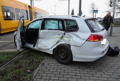 Totalschaden nach Unfall mit Dresdner Straßenbahn - Am Montagnachmittag kam es gegen 15.50 Uhr zu einem Verkehrsunfall mit einer Straßenbahn. Foto: Roland Halkasch