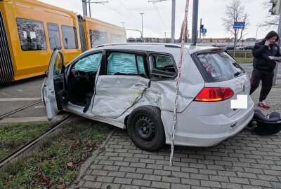 Totalschaden nach Unfall mit Dresdner Straßenbahn - Am Montagnachmittag kam es gegen 15.50 Uhr zu einem Verkehrsunfall mit einer Straßenbahn. Foto: Roland Halkasch