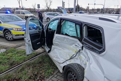 Totalschaden nach Unfall mit Dresdner Straßenbahn - Am Montagnachmittag kam es gegen 15.50 Uhr zu einem Verkehrsunfall mit einer Straßenbahn. Foto: Roland Halkasch