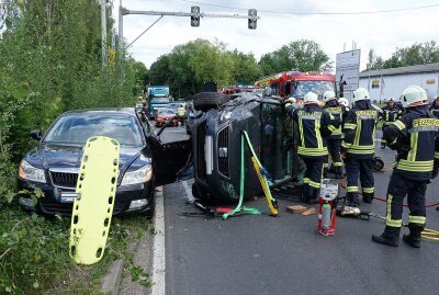 Totalschaden und Sperrung auf S177: Feuerwehr befreit eingeklemmte Fahrer - Am Dienstagnachmittag kam es zu einem Verkehrsunfall auf der S 177. Foto: Roland Halkasch