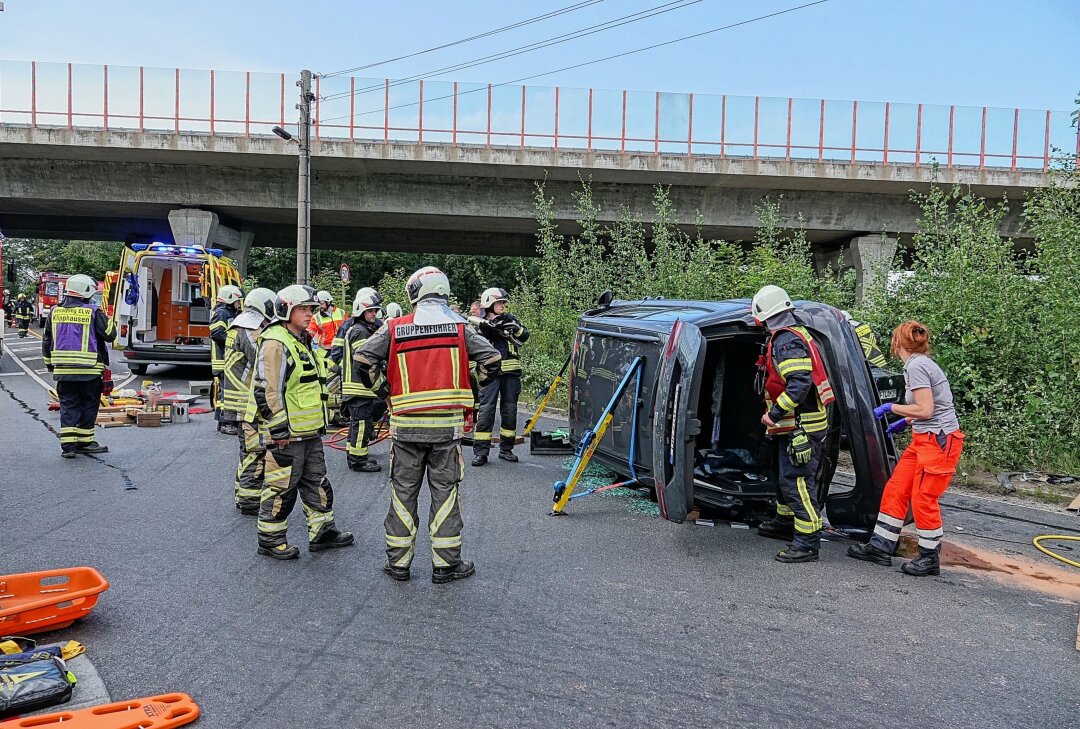 Totalschaden und Sperrung der S 177: Feuerwehr befreit eingeklemmte Fahrer - Am Dienstagnachmittag kam es zu einem Verkehrsunfall auf der S 177. Foto: Roland Halkasch